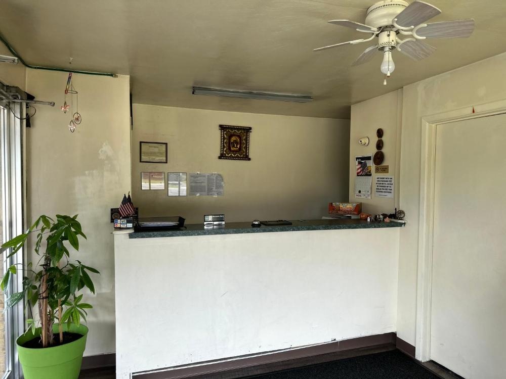 Thruway Holiday Motel